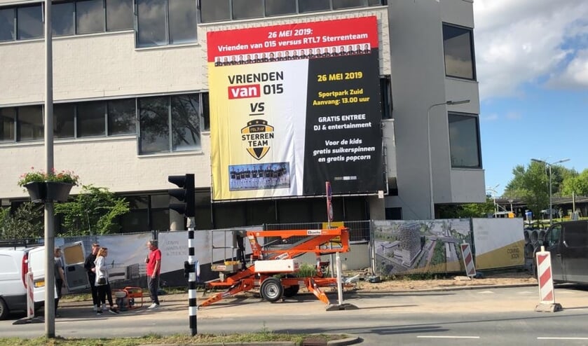 Met een gigantisch spandoek nodigen de Vrienden van 015 om te komen kijken naar vriendschappelijke voetbalwedstrijd tegen het RTL 7 Sterrenteam