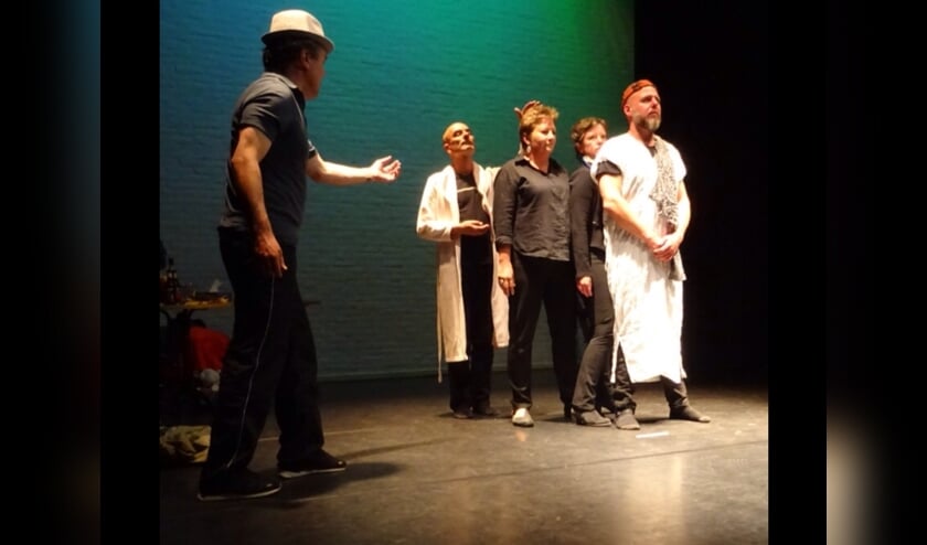 Geïmproviseerd theater in het Rietveld Theater.