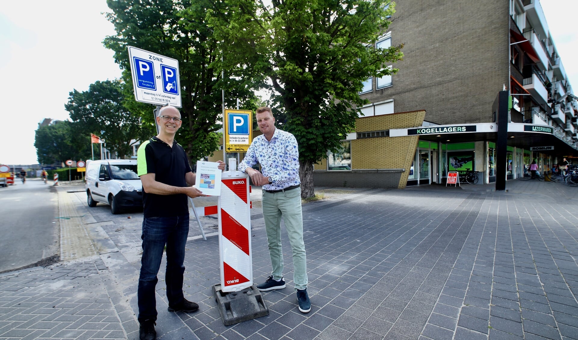 Kees Romijn van het Ondernemersfonds Voorhof en Arjan Dijkshoorn van de Winkeliersvereniging willen bereikbaar blijven (Foto: Koos Bommelé)