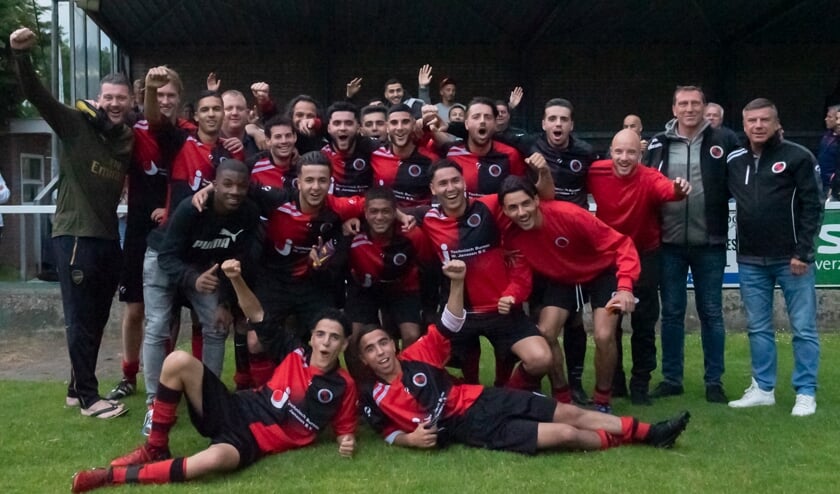 De mannen van Laakkwartier vieren feest na de overwinning in de finale van de RODI Media/DSW Zorgverzekeraar Delftse Beloftencompetitie en spelen op 6 juli een oefenwedstrijd tegen ADO Den Haag. (foto: Roel van Dorsten)