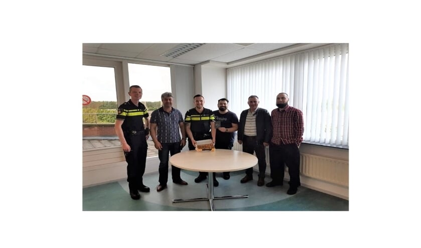 ISN Sultan Ahmet Moskee bezoekt het Politiebureau, van links naar rechts Mark (teamchef), Orhan Yasar (voorzitter Turkse Culturele Vereniging), Jesper, Ahmet Günes (voorzitter Delftse Jongerenvereniging), Ugur Ünsal (imam) en Yasin Öztürk (bestuurslid Turkse Culturele Vereniging).