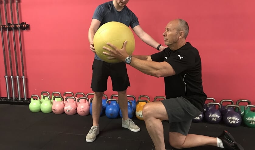 Frits krijgt aanwijzingen van Personal Trainer Jeffrey.