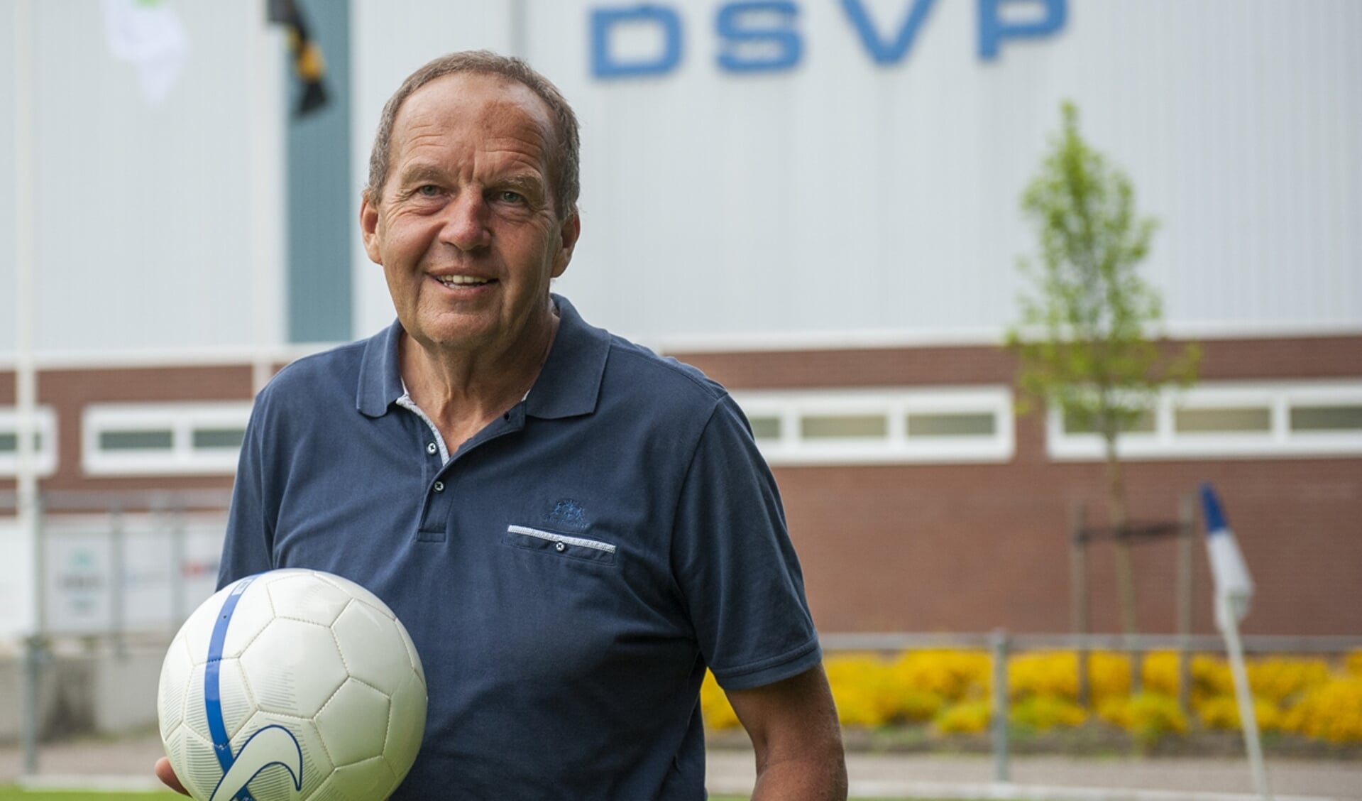 Johan de Hoog is tegenwoordig weer helemaal is zijn element als assistent-scheidsrechter bij de hoofdmacht van DSVP. (foto: Roel van Dorsten)