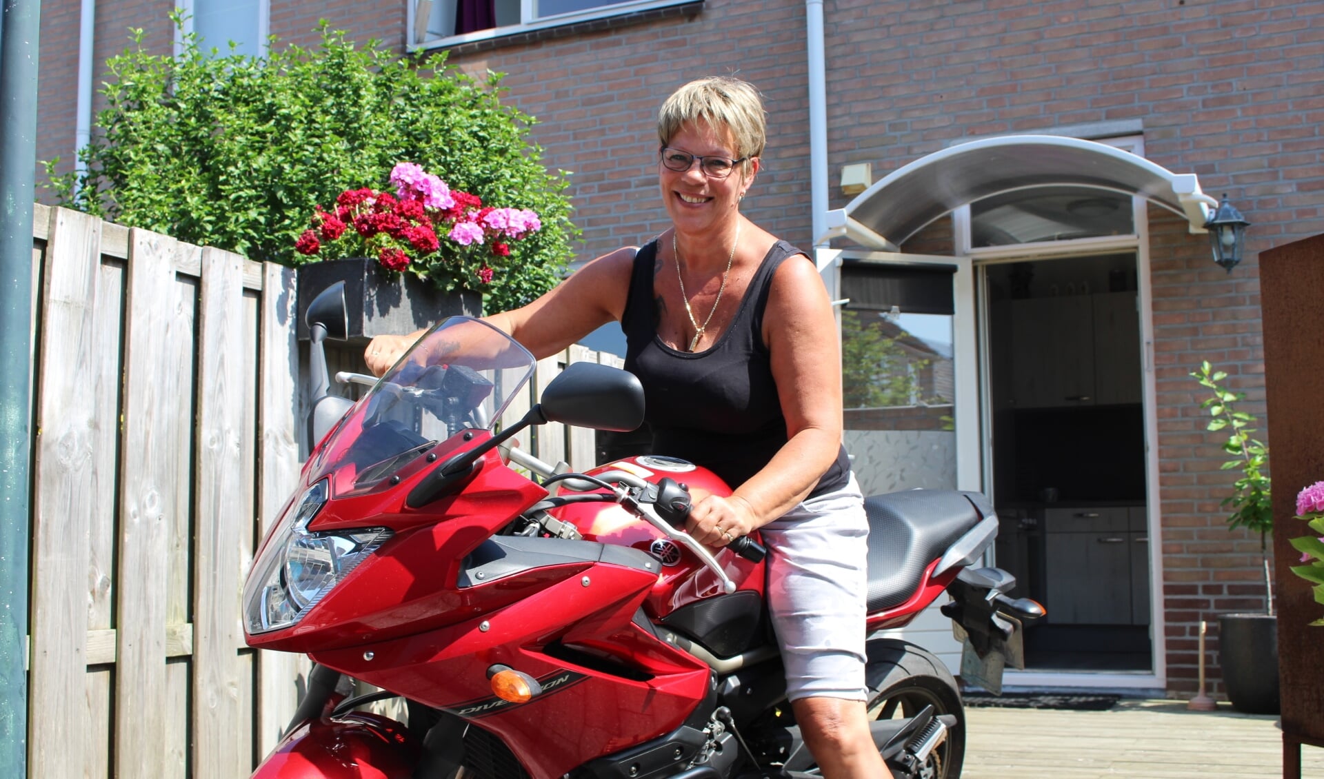  “Voor veel liefhebbers voelt motorrijden als de ultieme vrijheid”, weet Anita Jansen. 