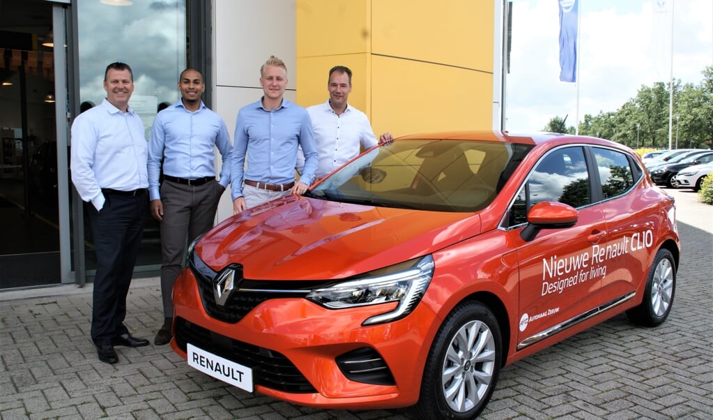 Het verkoopteam bij de nieuwste generatie Renault Clio, met van links naar rechts Ed Mouton, Ismail Aliradja, Lars Dukker en Robert Schaap.