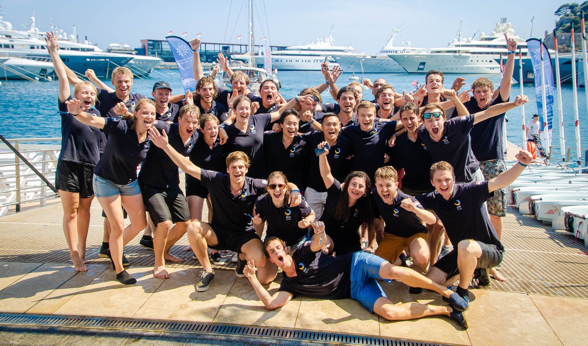Het team van de Solar Boat TU Delft viert de overwinning van de race op open zee