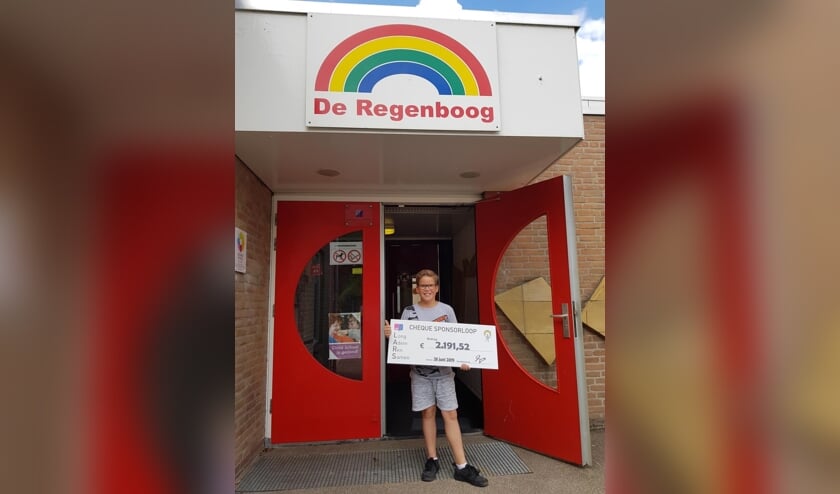 Lars toont trots de opbrengst van de sponsorloop