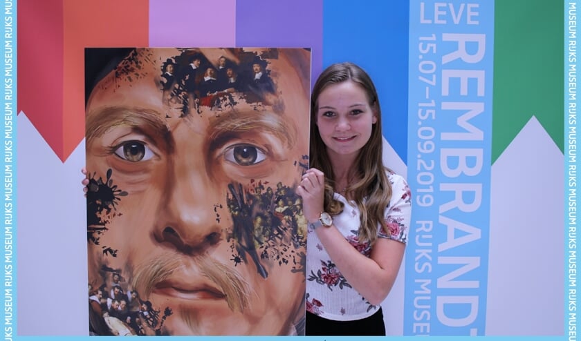 De zeventienjarige Fleur ter Horst bij haar portret in het Rijksmuseum.