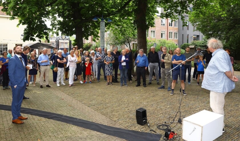 Wethouder Bas Vollebregt (l.) kijkt tijdens de inleiding alvast omhoog, naar de plek waar het object is geplaatst