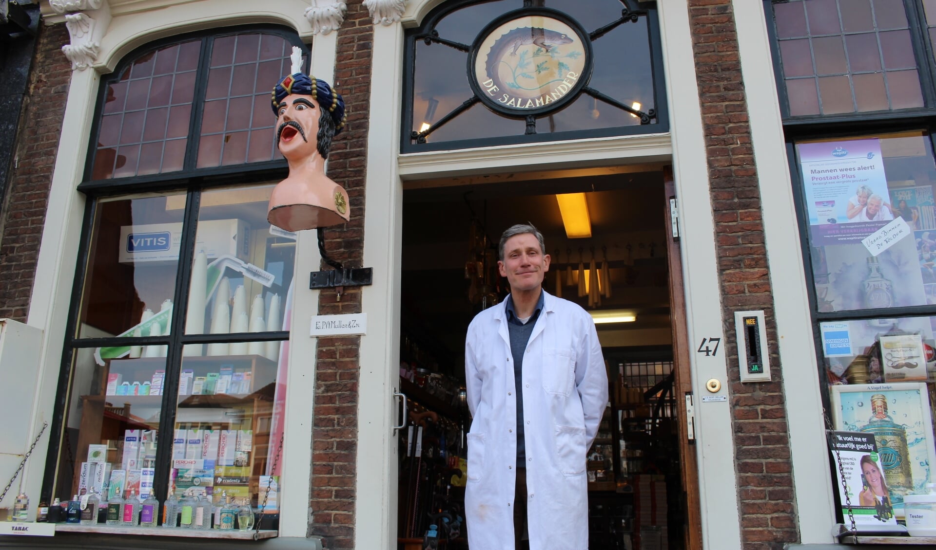 Robert Vlugt is de vijfde van generaties drogisten en apothekers die in De Salamander staat. (Foto: EvE)