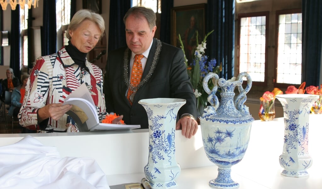 Drie Delfts-blauwe vazen in het Prinsenhof zijn tastbare herinnering aan de stedenband Delft-Aarau. 