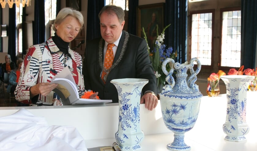 Drie Delfts-blauwe vazen in het Prinsenhof zijn tastbare herinnering aan de stedenband Delft-Aarau.