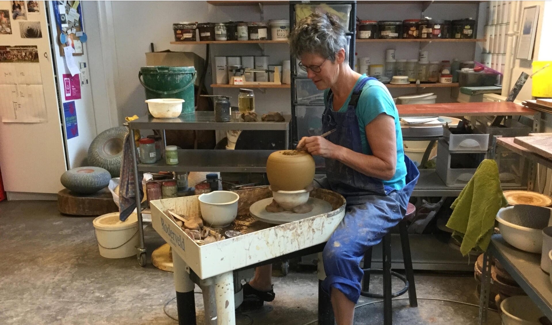 Ellen Rijsdorp aan het werk in haar atelier in Bacinol.