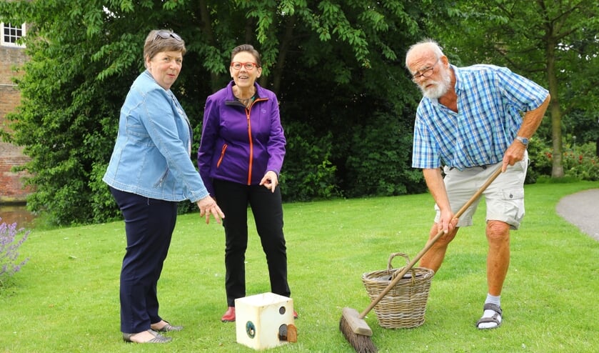 De dames Franny Pellicaan en Elly Eijkelhof bezorgden de Doorkijker bij zwerfvuilraper Willem Dijk (Foto: Koos Bommelé)