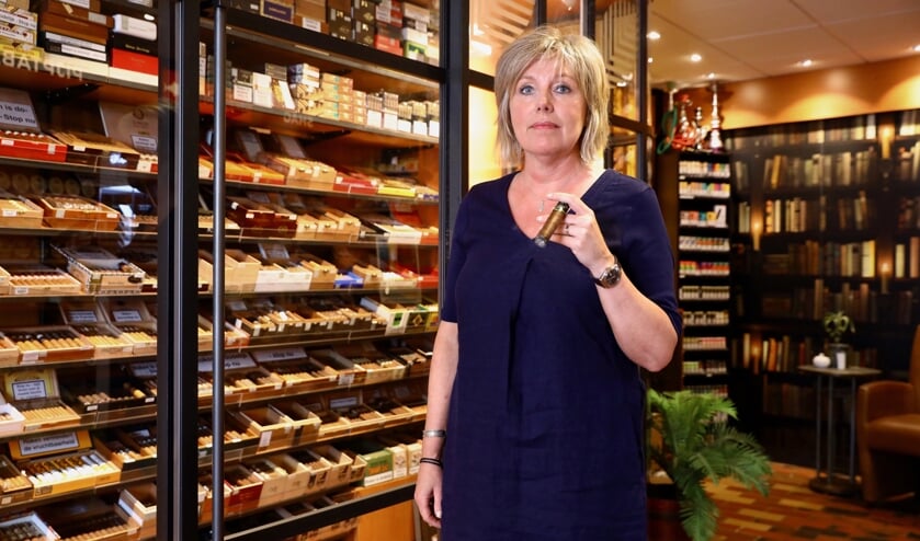 Marjolein van Renssen, een tevreden sigarenroker (Foto: Koos Bommelé)