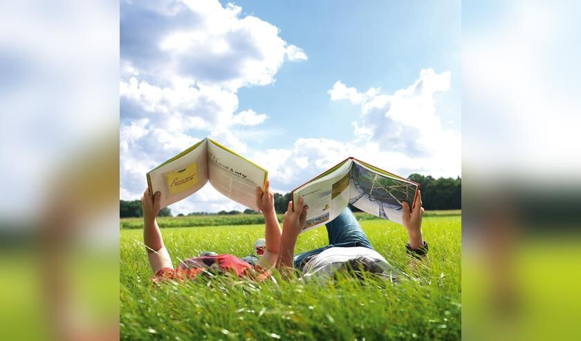 Lezen in de zomermaanden, maar niet zoals hier uit een traditioneel boek, maar uit een e-book van de VakantieBieb.