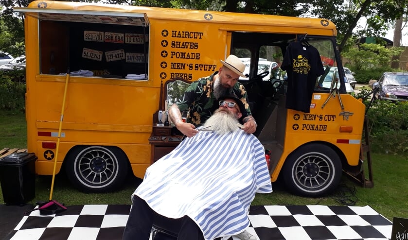 Barbier Reinier was met zijn Barberbus aanwezig om iedereen een frisse coupe aan te meten (Foto: RSAJ)