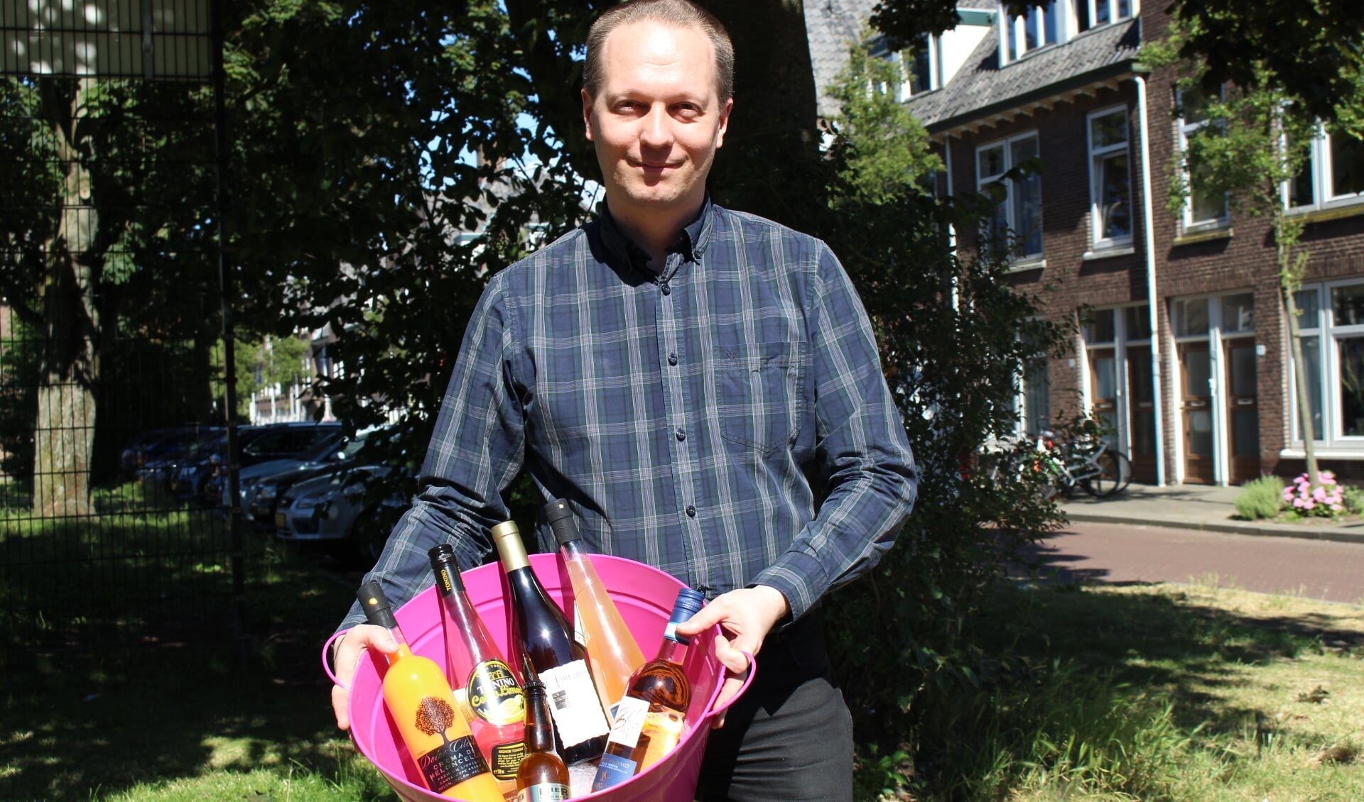 Bart Kooiman heeft allerlei lekkere zomerdranken in huis. (Foto: EvE)
