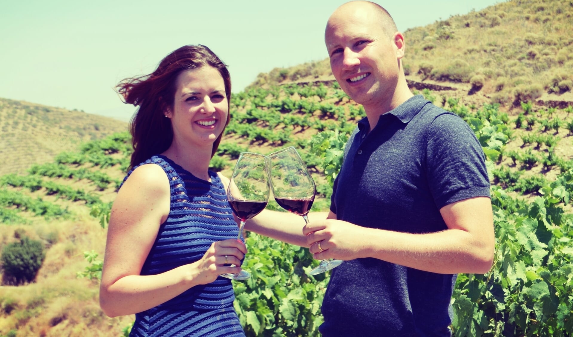 Kirsten en Christiaan proosten met een rode wijn waar een verhaal aan vast zit