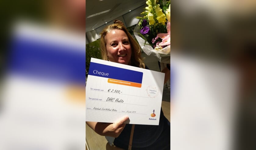 Nienke is blij met de cheque van Rabobank