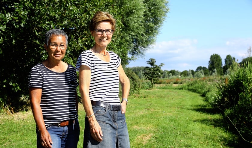 De twee afscheid nemende juffen van de Titus Brandsmaschool: Gloria en Juliëtte (Foto: Koos Bommelé)