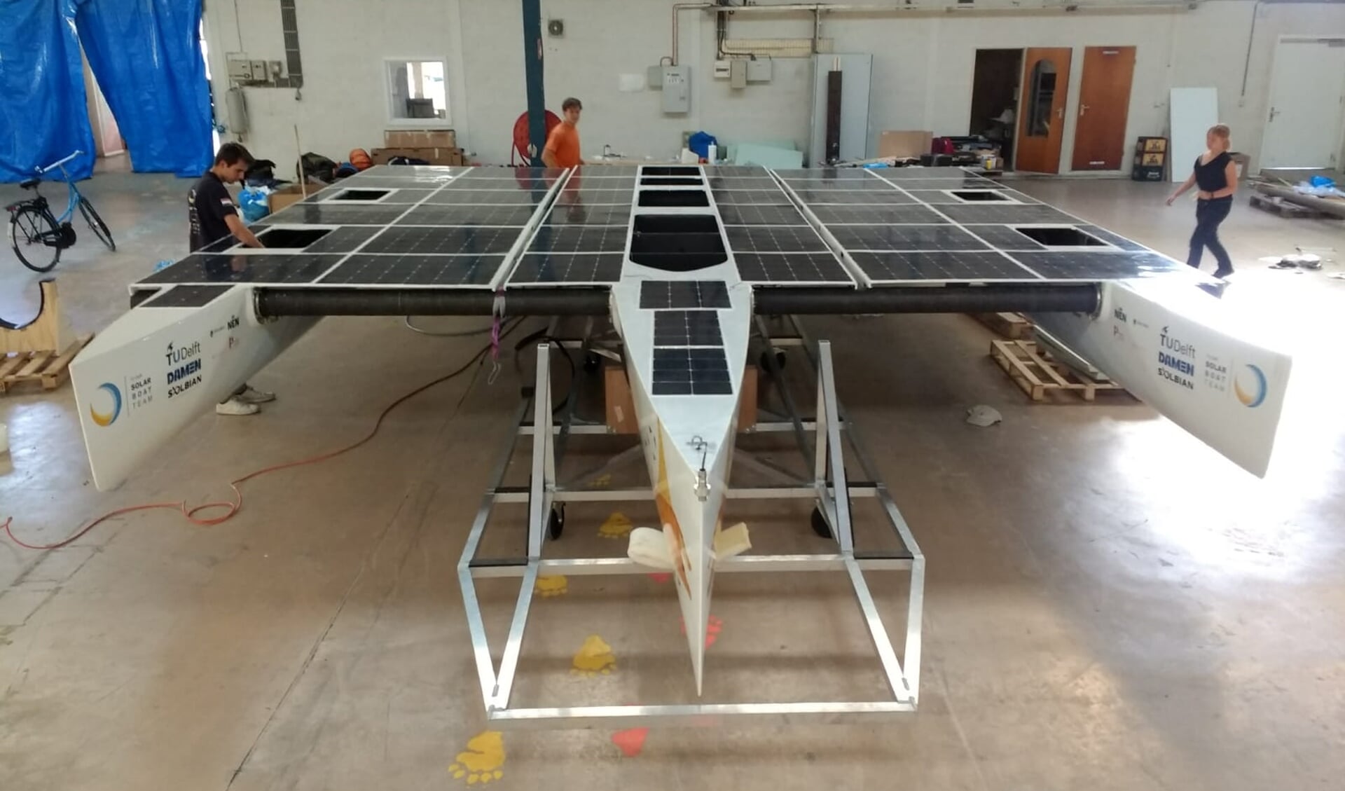 De trimaran solar boat van de TU Delft waar in de TEC Factory verder aan wordt gesleuteld (Foto: Sunny Gardeur)