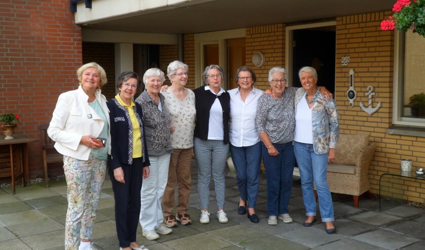 V.l.n.r.: Juci Weber, Mies Trompper, Dory Berkhout, Henny van der Putten, Jos Halkes, Ilda di Stefano, Anneke van Riet en Ellen Duijnisveld voor het Scheveningse appartement van laatstgenoemde