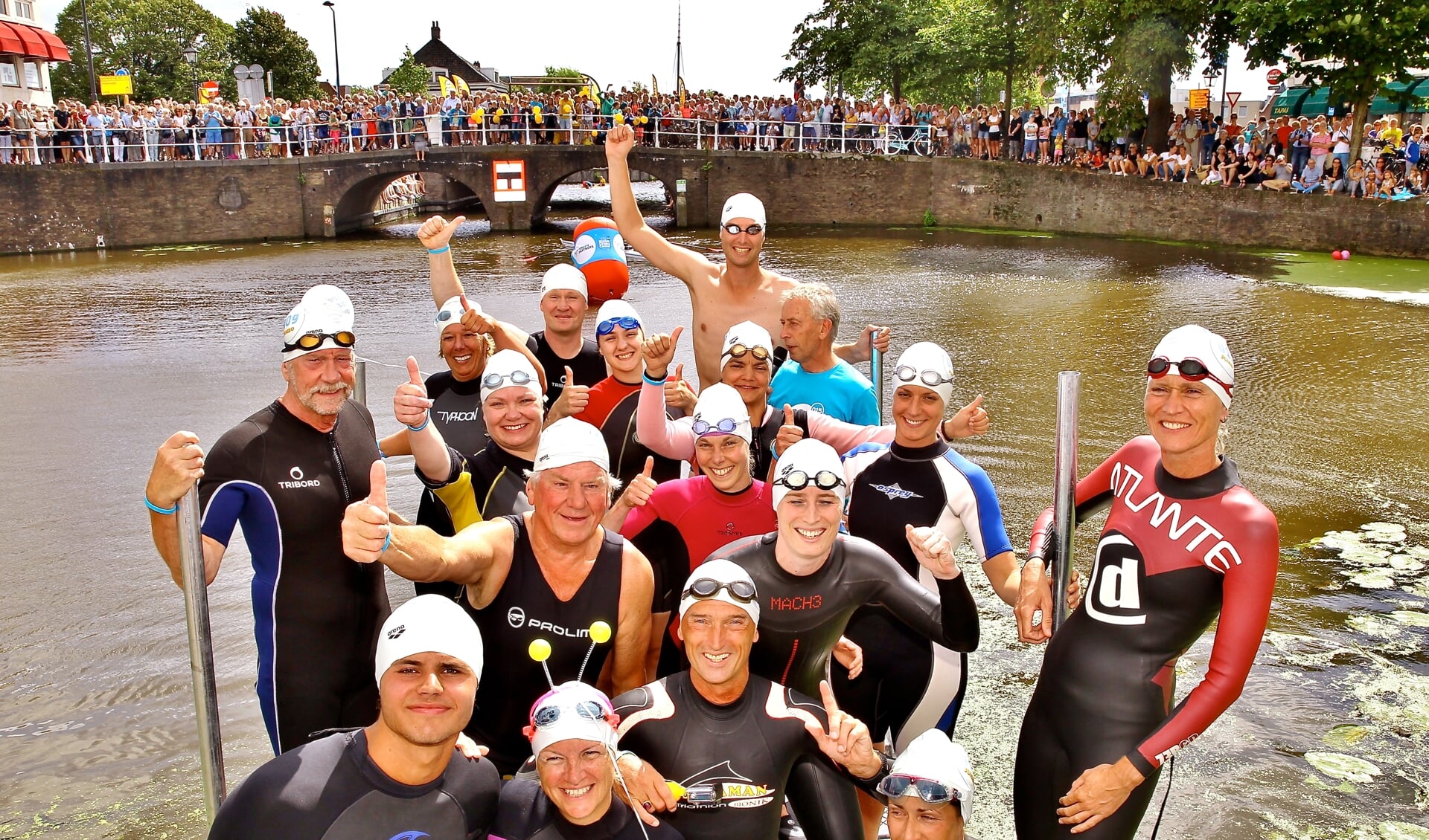 Deelnemers aan een eerdere editie van de Swim, samen met Maarten van der Weijden  (rechtsachter). (Foto: Koos Bommelé)