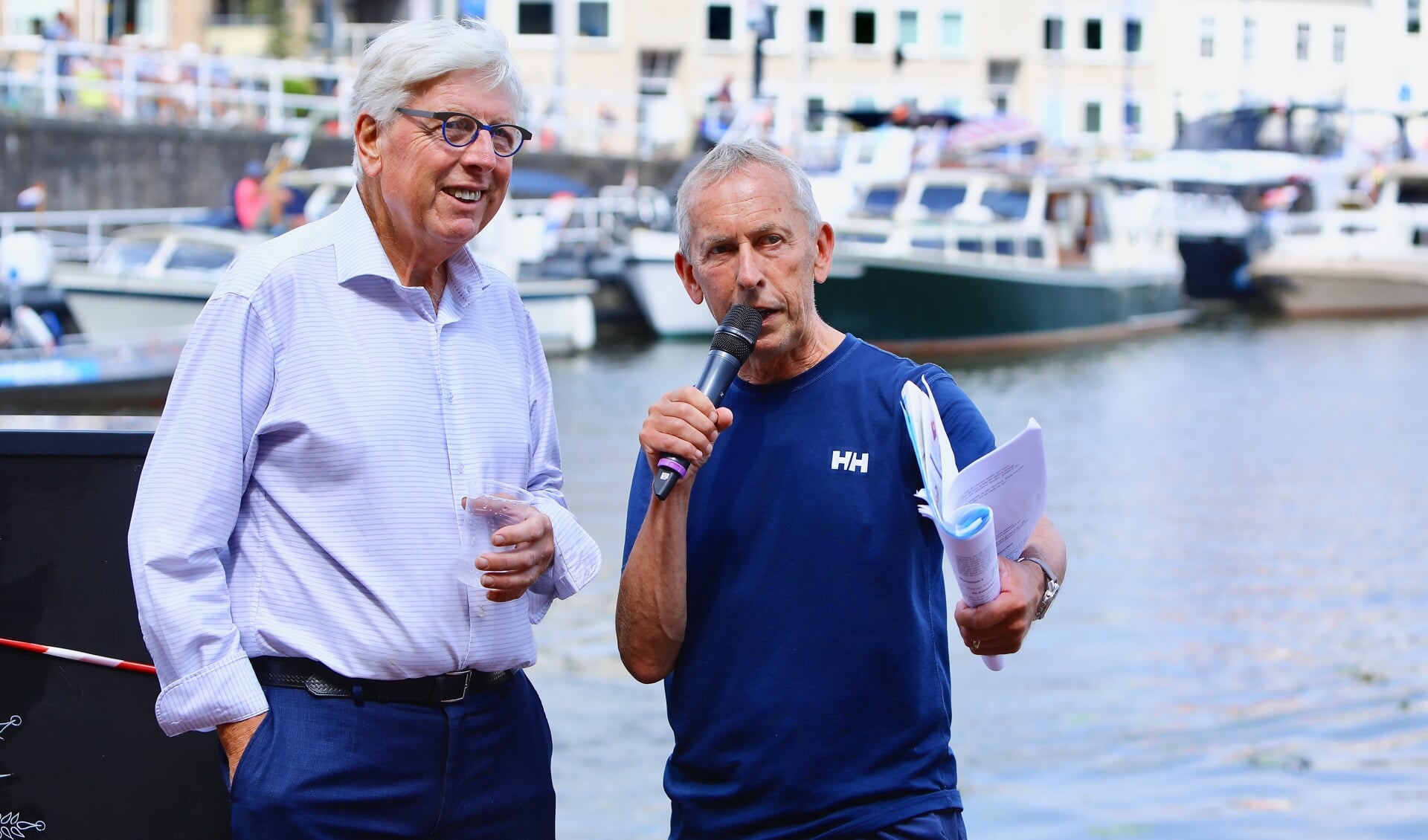 Bruun van der Steuijt interviewt Leo Quack over de Delftse boot tijdens het Varend Corso (Foto: Koos Bommelé)