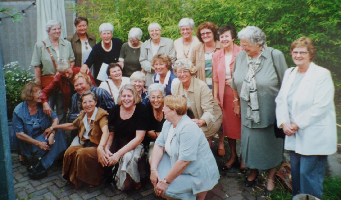 Groepsfoto van de eerste reünie van de Mulo-meiden in 2000