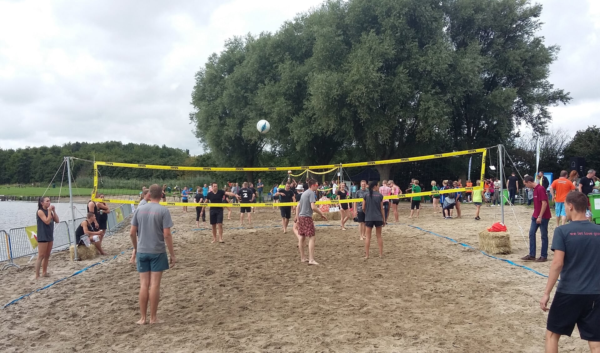 Gezellige drukte bij het volleyballen langs de Dobbeplas.