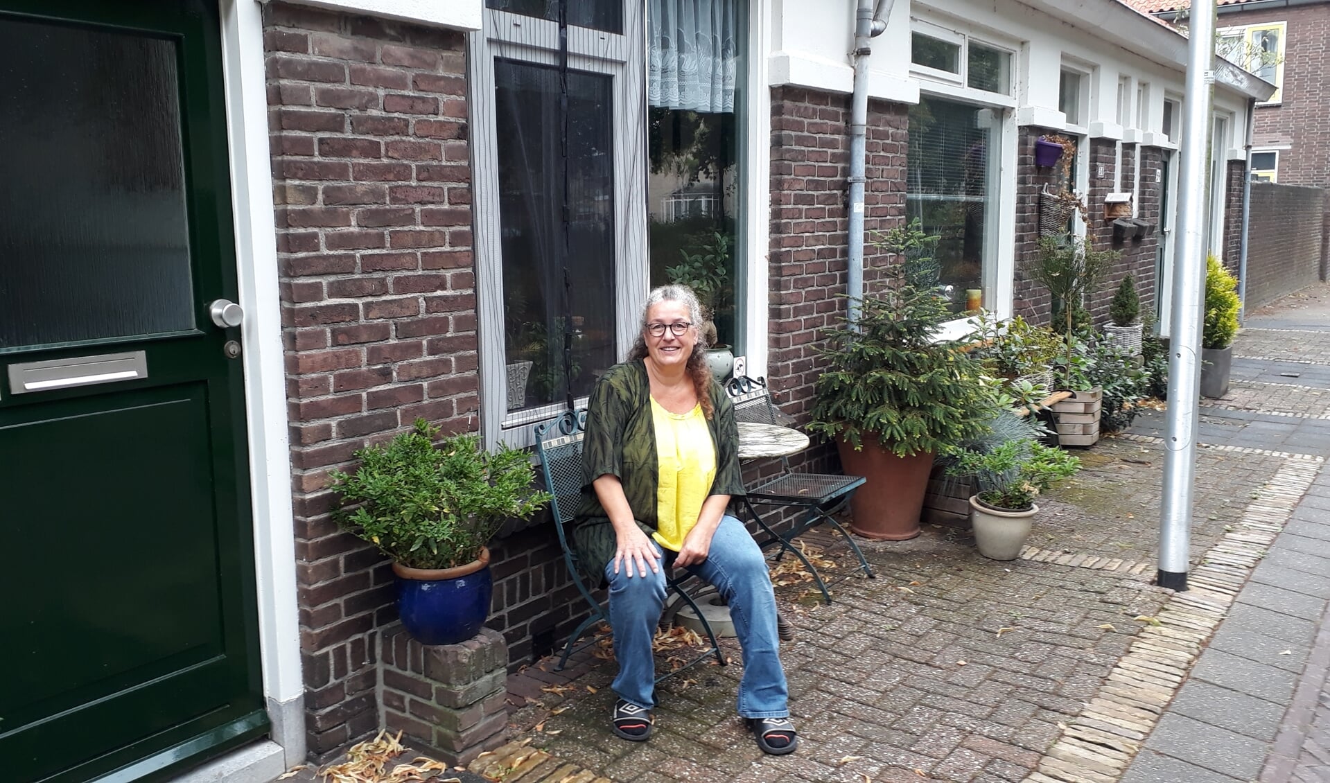 Sandra van Drongelen voor haar huis in de Lombokstraat (Foto: RSAJ)