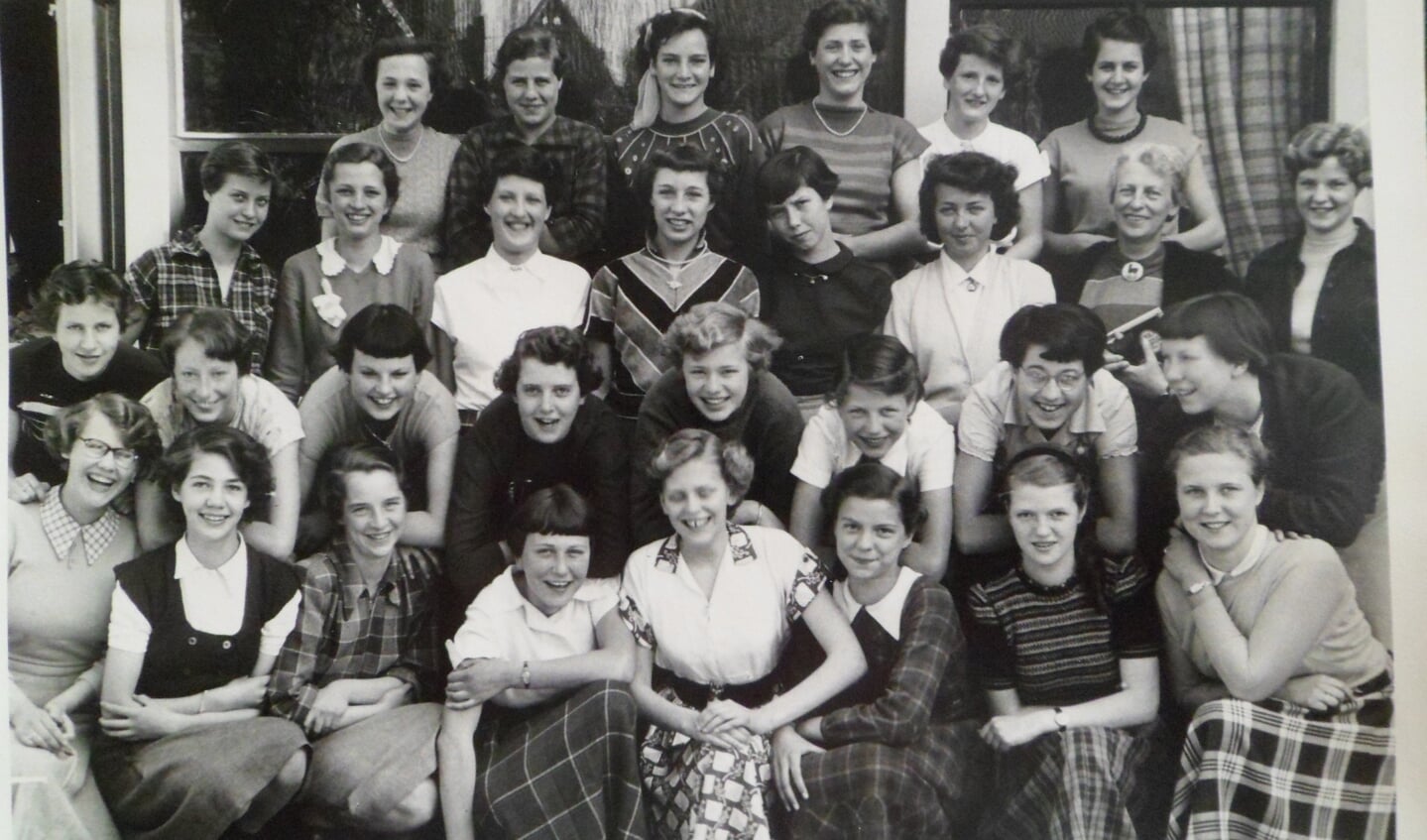 Een klassenfoto van de meiden van de Antonius-mulo uit 1953