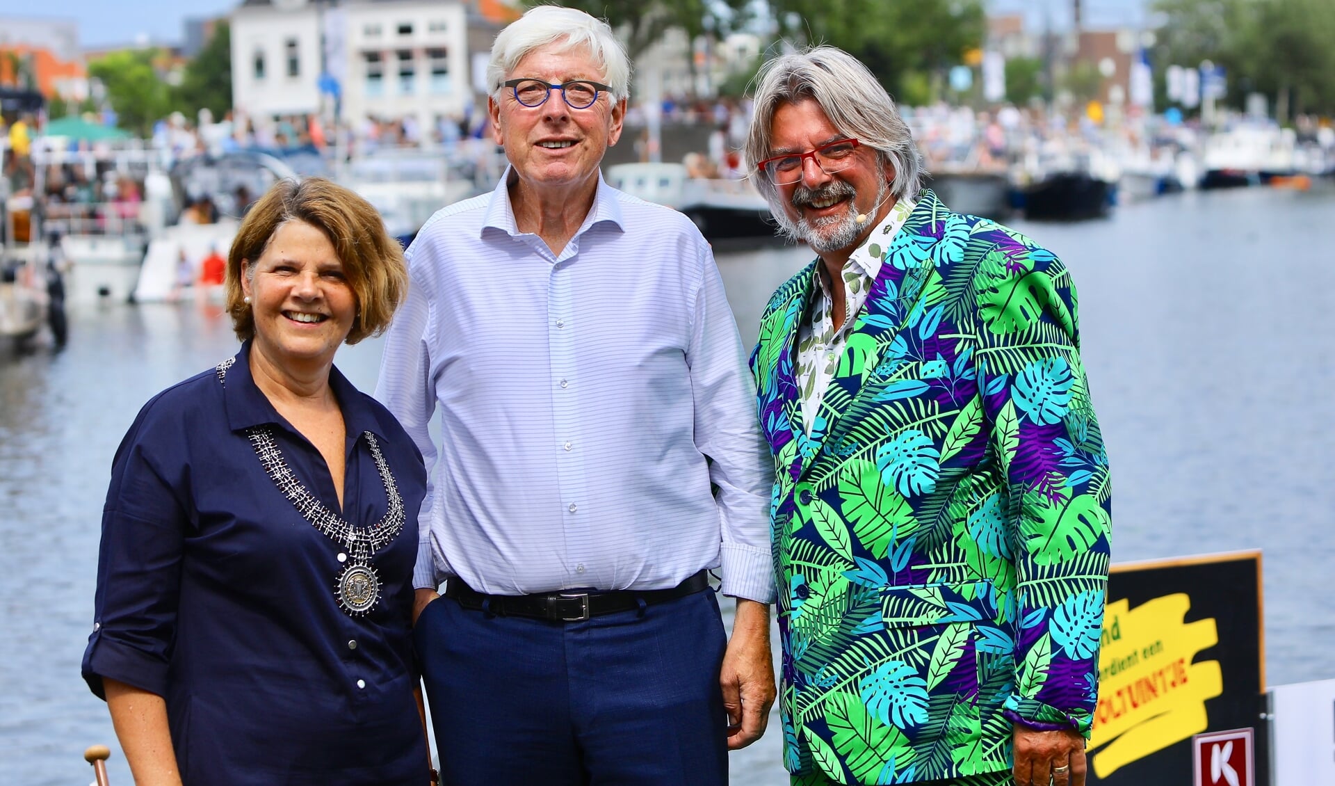 Leo Quack tijdens het Varend Corso met zijn dagcollega en Rob Baan, voorzitter van het Corso (Foto: Koos Bommelé)