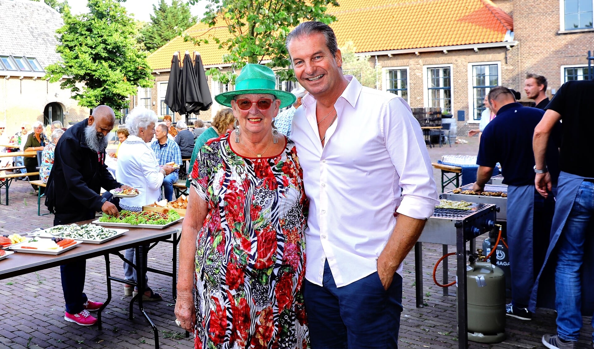 De initiatiefnemers van Uit eten met Ina: Ina Groot en Ed Hoogendijk bij de BBQ op de Paardenmarkt (Foto: Koos Bommelé)