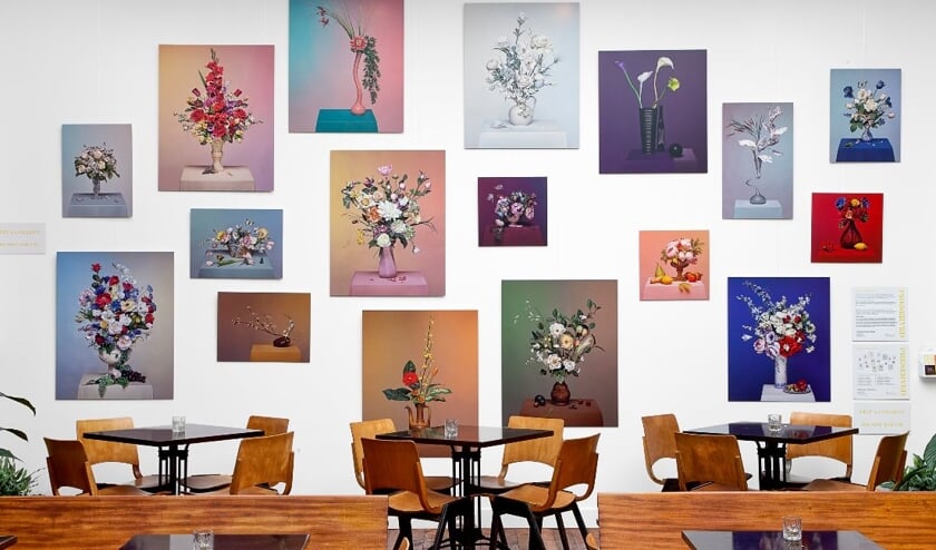 De kunstmuur met werken van Jacqueline Louter in de Salon van Huszár