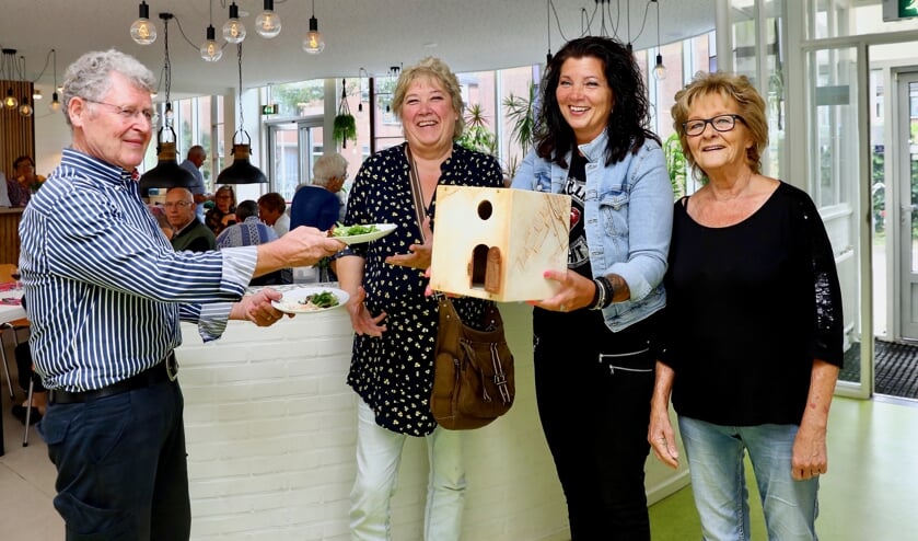 Gelijk oversteken: Leo van der Lee met Joke Berkien, Angelique Hendriks en Els van Heijenoort van Speeltuin Geerweg (Foto: Koos Bommelé)