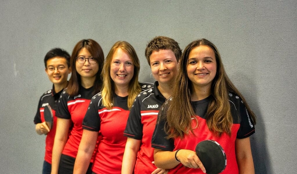Het nieuwe damesteam van TTV DHC. V.l.n.r.: Jisiwei, Flora, Samenda, Olga en Annika (Foto: Arthur van Galen)