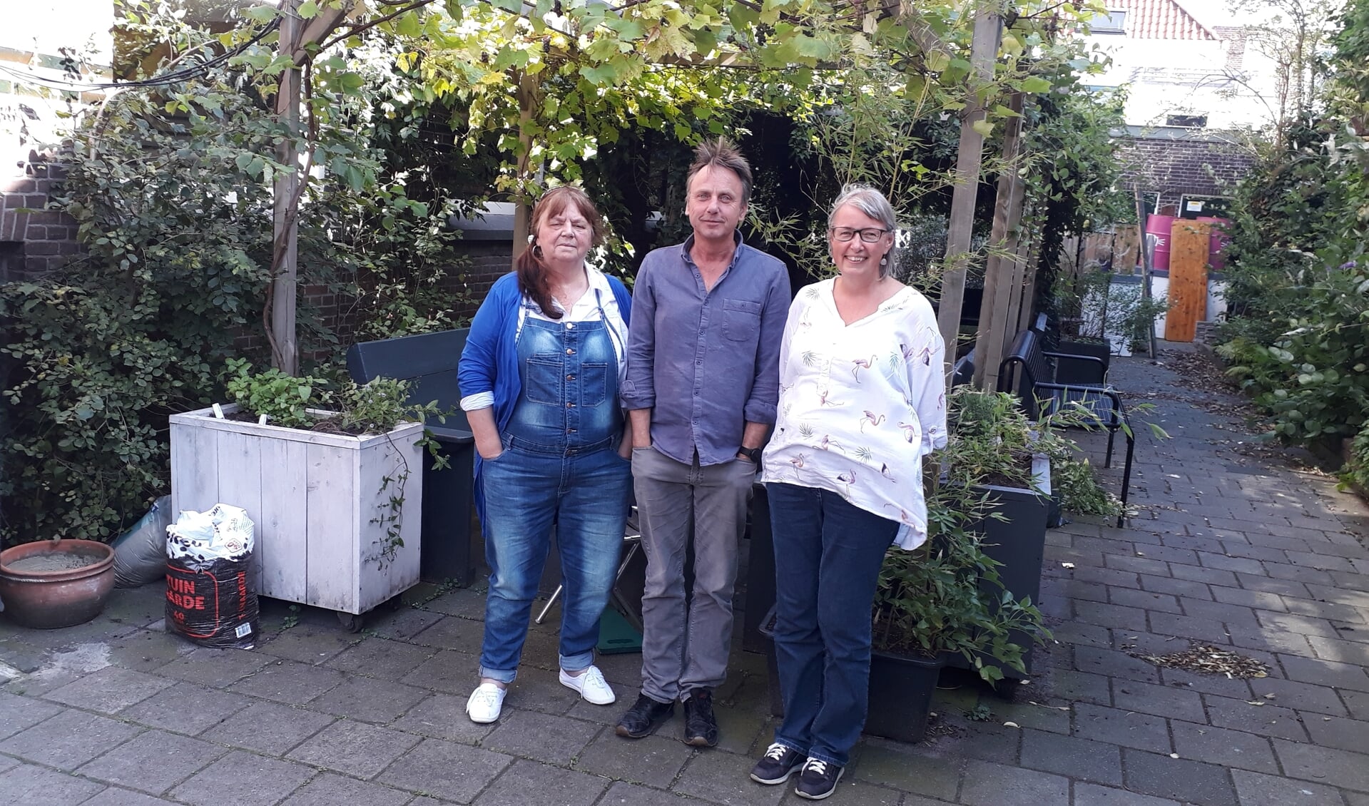 Marian Ruijgers, Remco Melles en Marie-Jet Eckebus in de tuin van het Rietveld Theater (Foto: RSAJ) 