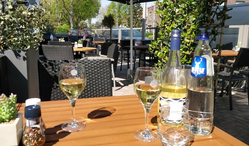 Het is heerlijk toeven op het terras van Tout le Monde in Pijnacker.