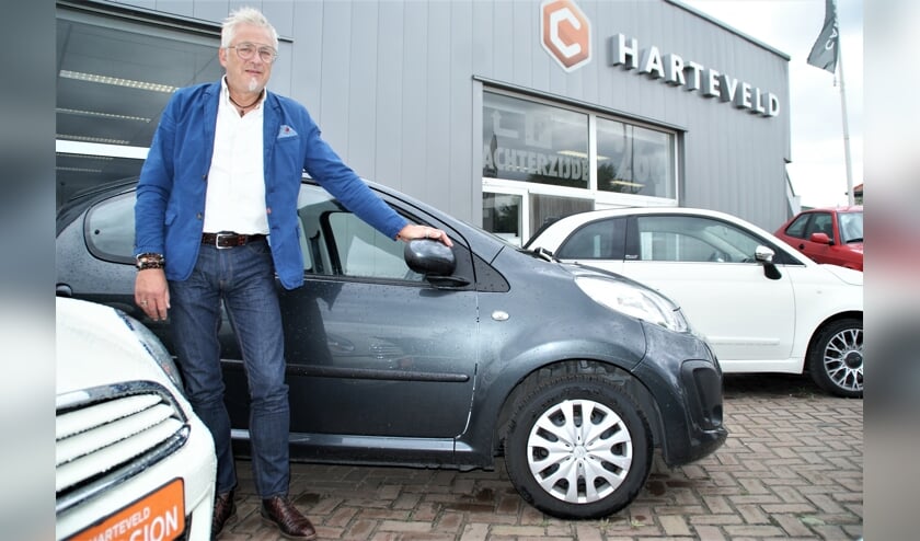 Leo Harteveld voor zijn bedrijf bij de Top Occasion van deze maand.