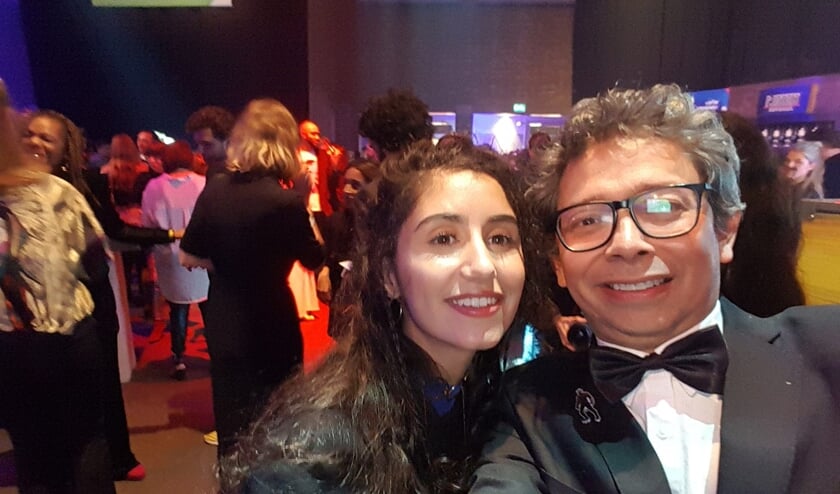 Charles maakt een selfie, maar met wie?