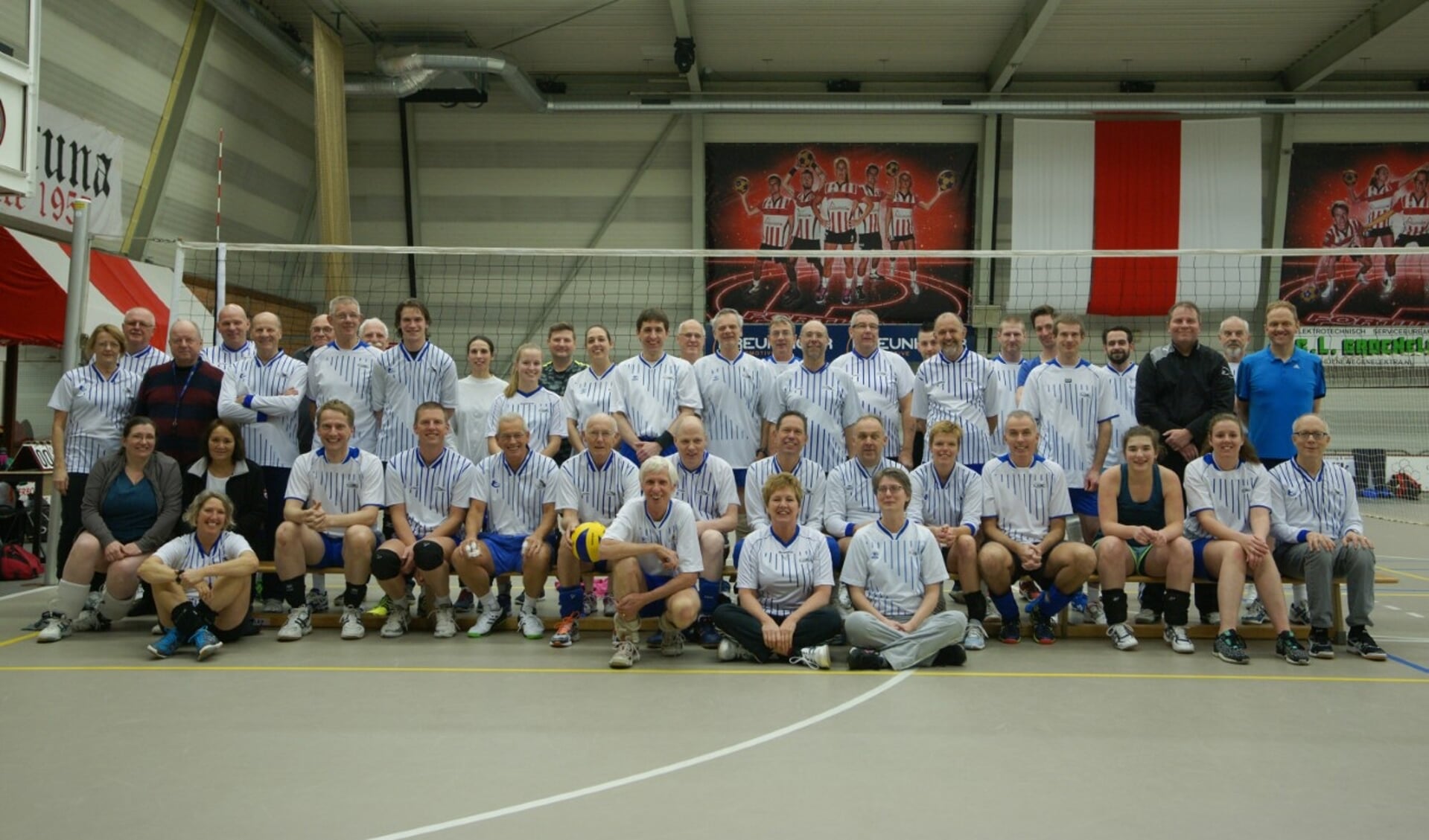 Het volledige ledenaantal van volleybalclub verenigd op de foto