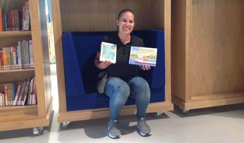 Eva met de twee boeken die door haar worden getipt