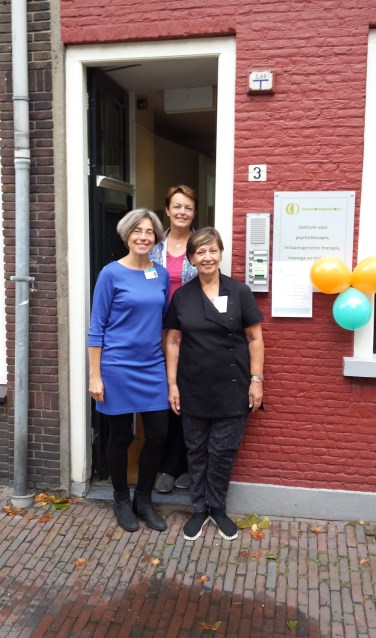 v.l.n.r. Madelon Sinnige (haptonomie), Esther Hasselman (zelfcompassie) en Marian Damhuijser (massagetherapeut). (Foto: PR)
