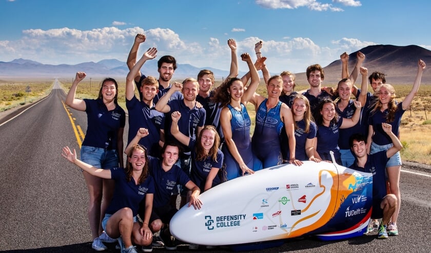 Het Human Power Team Delft en Amsterdam, vieren de verbreking van het wereldrecord in Battle Mountain