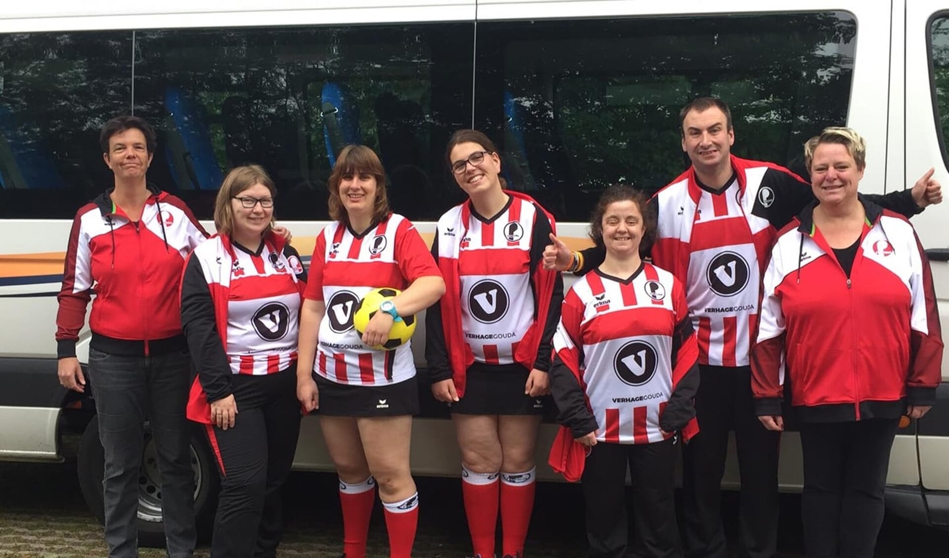 Team en begeleiding voor de Dirk Kuyt-bus, v.l.n.r.: Joyce, Saskia, Jessica, Lea, Patrick en Lianne