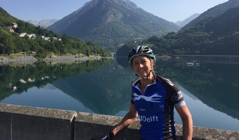 Fietsfanaticus Nan, bedenker van de Keramieken Kaart, is trots op en blij met Delft