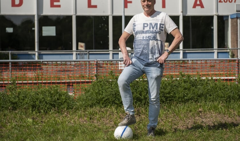 John de Wit op historische grond bij het Kasteel. "Het is doodzonde dat de club hier niet meer speelt." (foto: Roel van Dorsten)