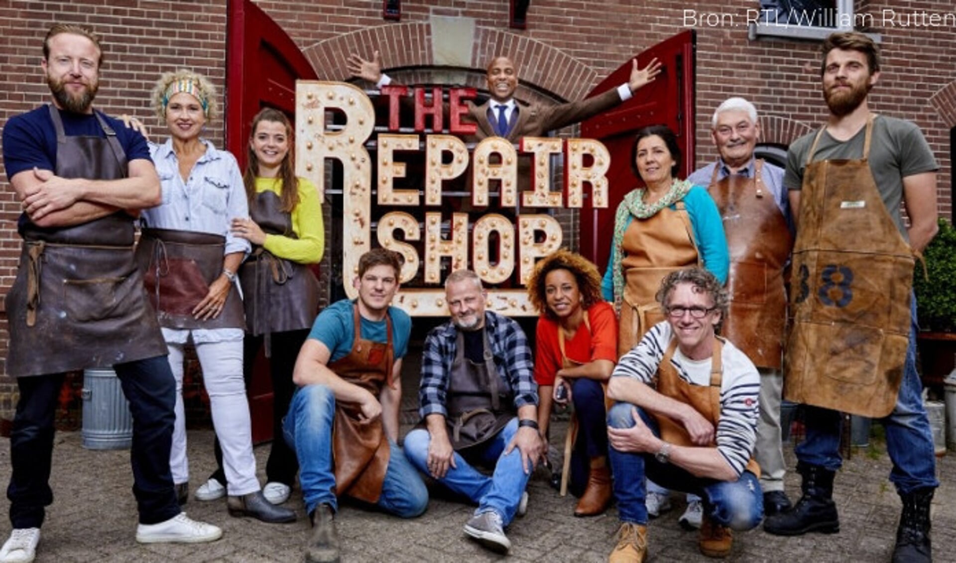 Tjan van Loenen (vooraan rechts) draaft op bij The Repair Shop van RTL4